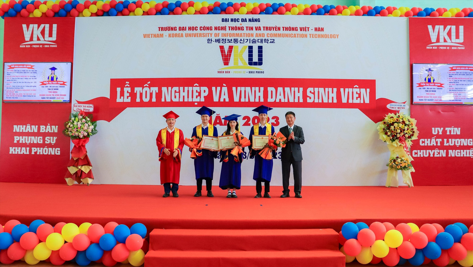 Hiệu trưởng VKU (ngoài cùng bên trái) và Tổng lãnh sự Hàn Quốc tại Đà Nẵng (ngoài cùng bên phải) trao khen thưởng cho sinh viên thủ khoa tốt nghiệp các ngành. Ảnh: H.S