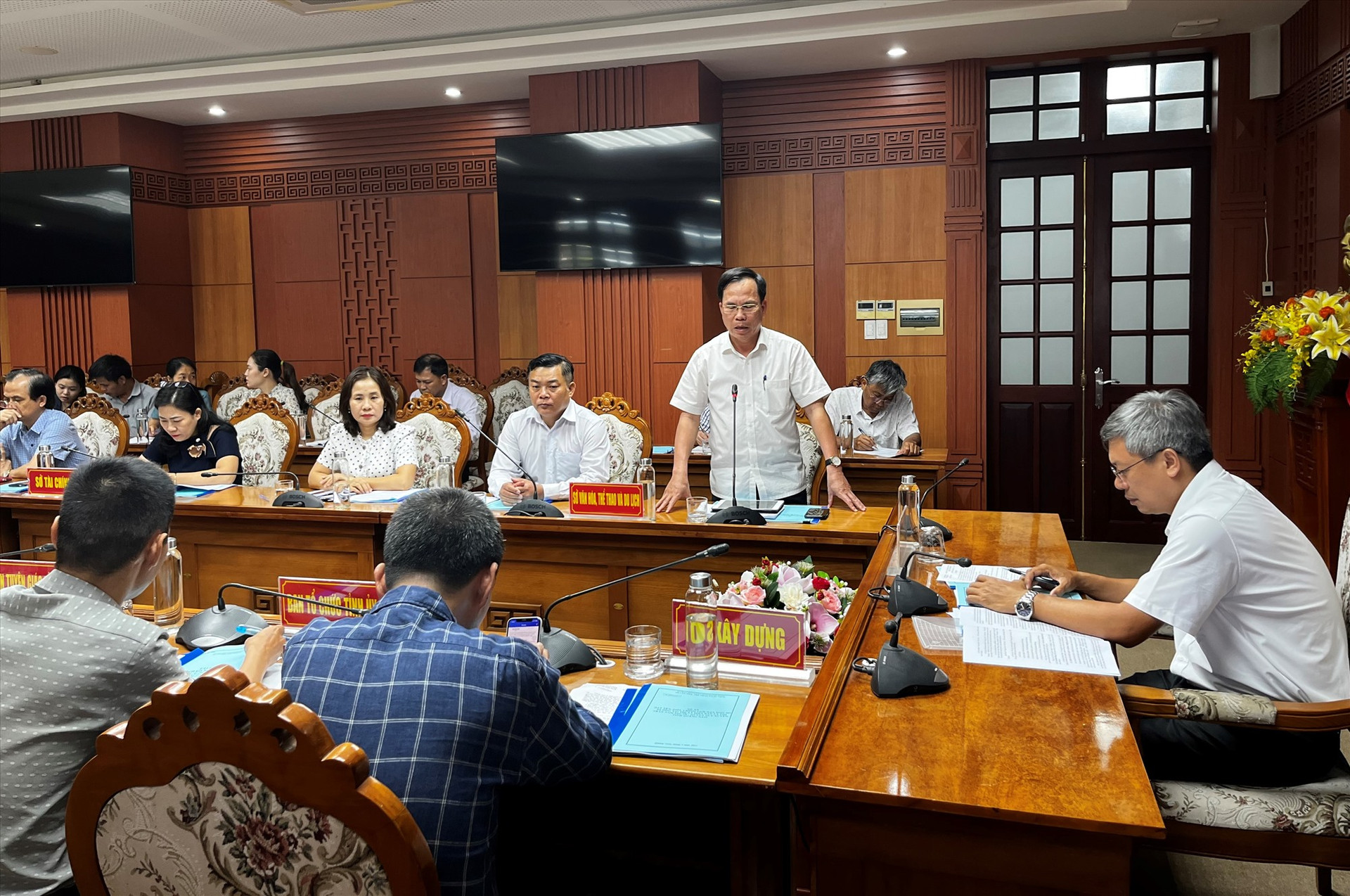 Phó Chủ tịch UBND tỉnh Hồ Quang Bửu chủ trì cuộc họp. Ảnh: X.P