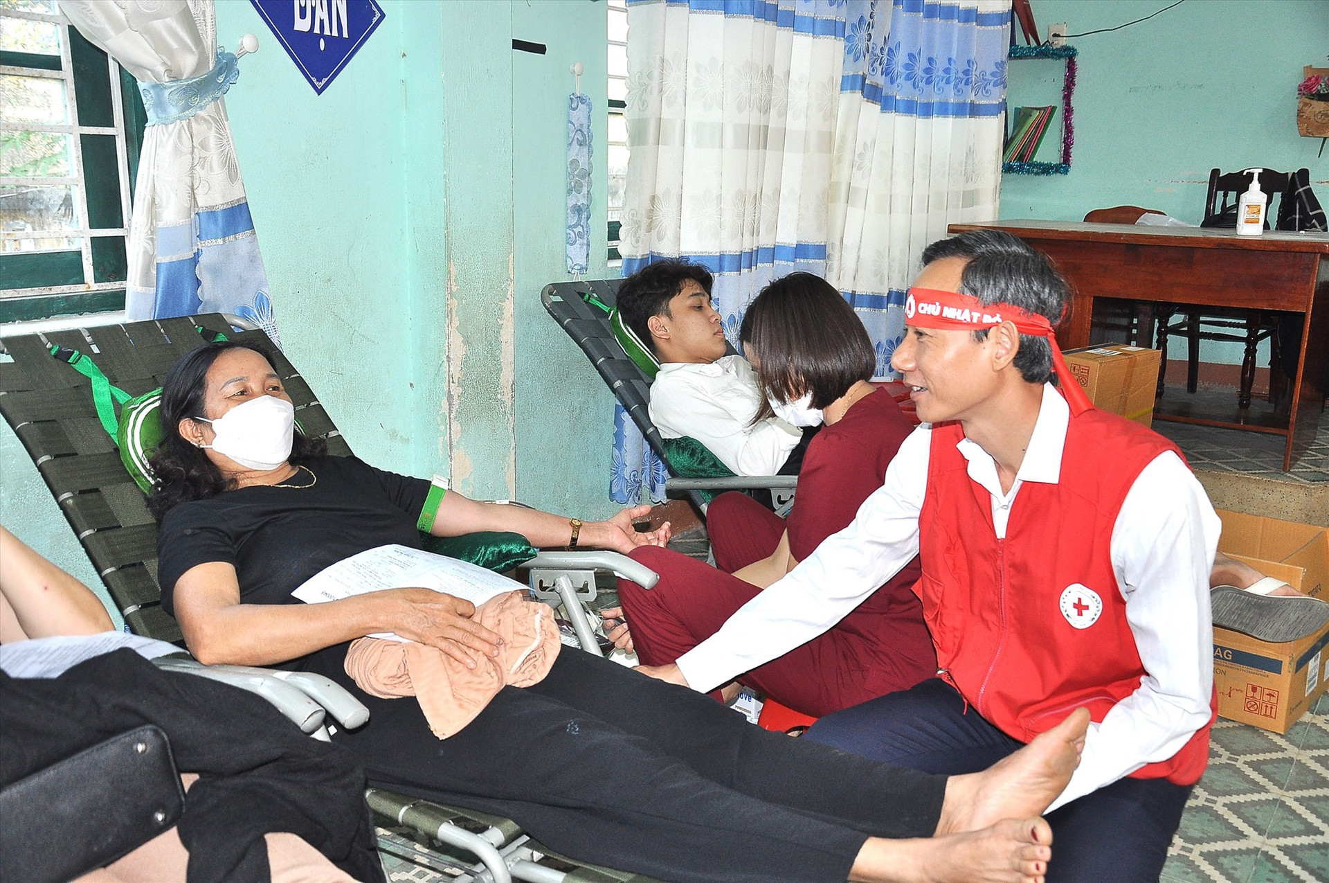 Ông Lê Tấn Minh - Chủ tịch Hội Chữ thập đỏ tỉnh thăm hỏi người hiến máu tình nguyện tại sự kiện hiến máu “Chủ nhật đỏ”. Ảnh: V.A