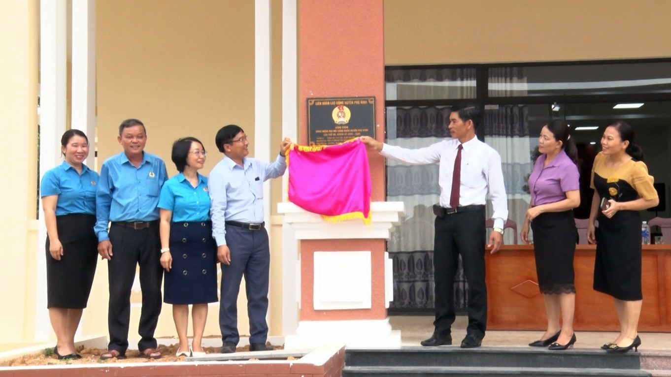 Đồng chí Lê Văn Ninh- Phó Bí thư Thường trực Huyện ủy cùng các đại biểu gắn biển công trình chào mừng Đại hội Công đoàn huyện Phú Ninh nhiệm kỳ 2023 – 2028.