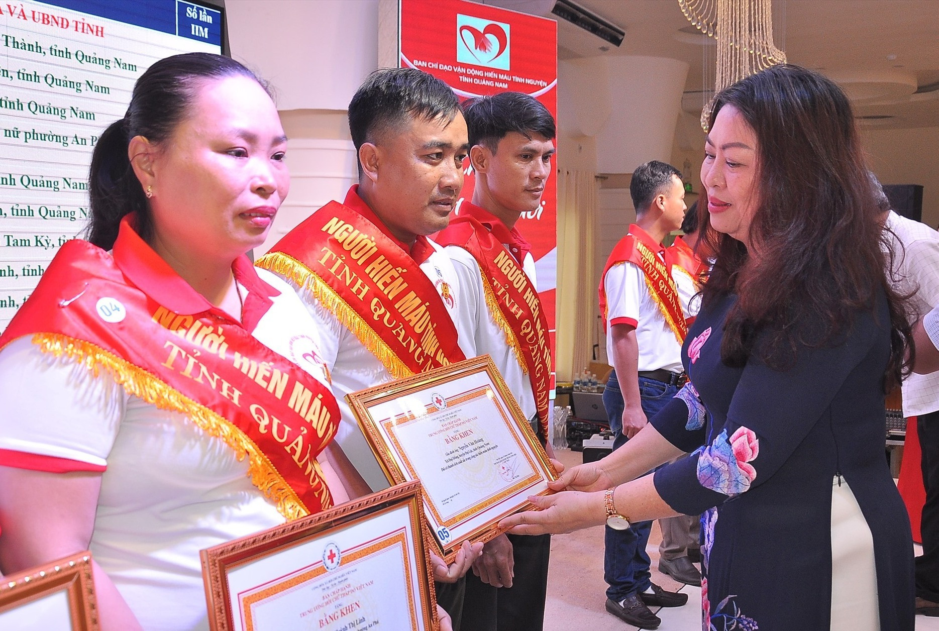 Trưởng ban Tuyên giáo Tỉnh ủy Nguyễn Thị Thu Lan trao bằng khen cho người hiến máu. Ảnh: V.A