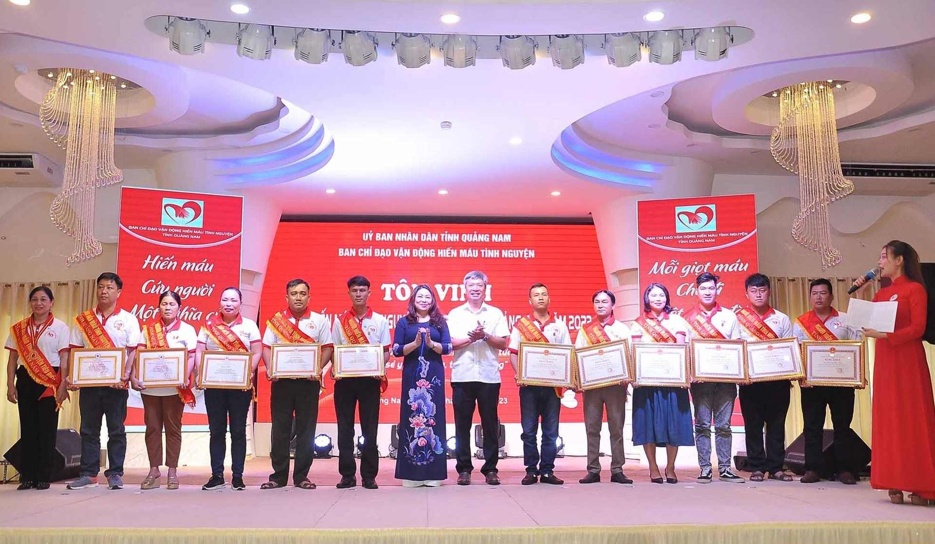 Trưởng ban Tuyên giáo Tỉnh ủy Nguyễn Thị Thu Lan và Phó Chủ tịch UBND tỉnh Hồ Quang Bửu trao bằng khen cho người hiến máu tiêu biểu. Ảnh: V.A