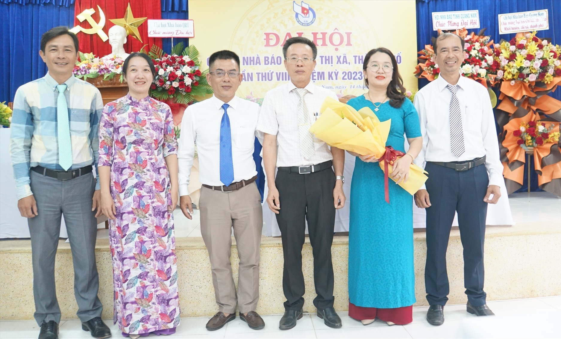 Nhà báo Lê Văn Nhi - Chủ tịch Hội Nhà báo Quảng Nam tặng hoa chúc mừng
