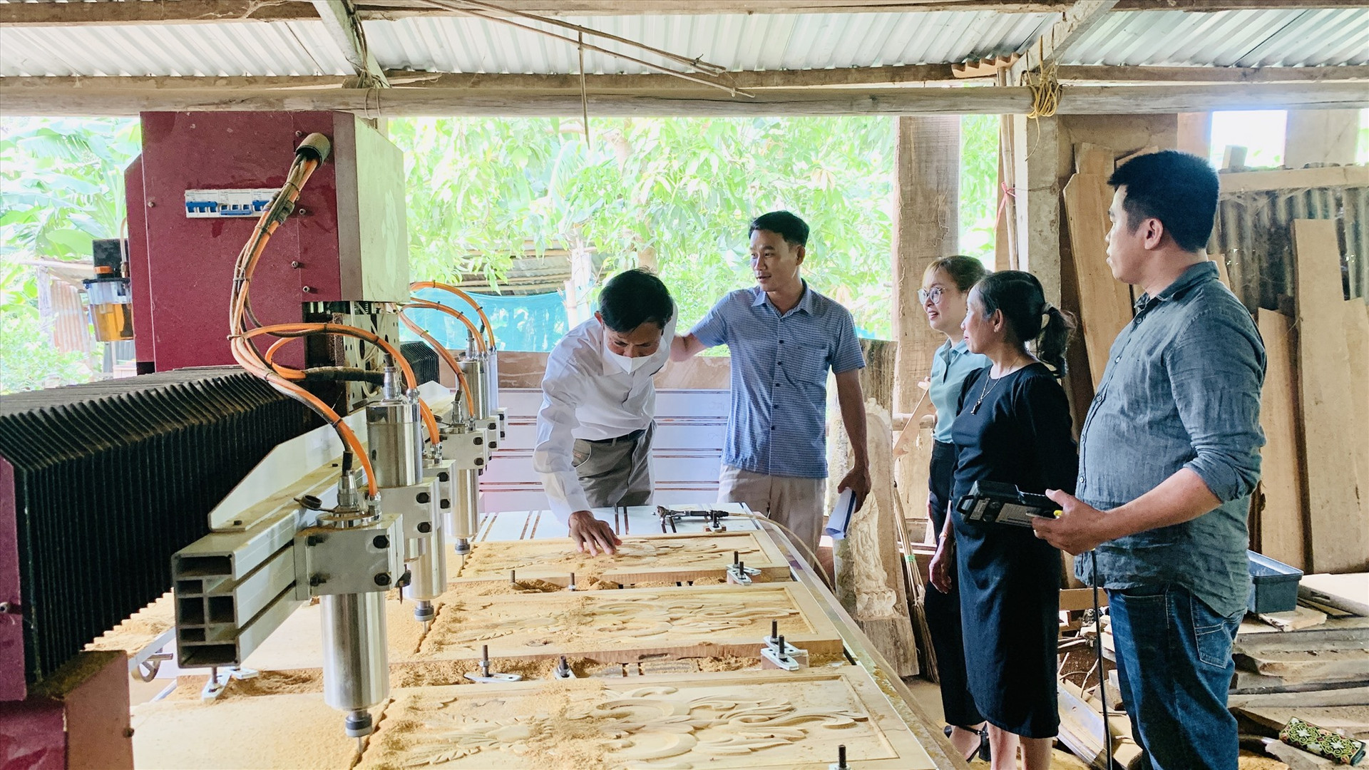 Đoàn nghiệm thu máy CNC tại cơ sở kinh doanh Lê Vũ Thể (TDP Trung Phước 2, thị trấn Trung Phước). Ảnh THÔNG -TÂM