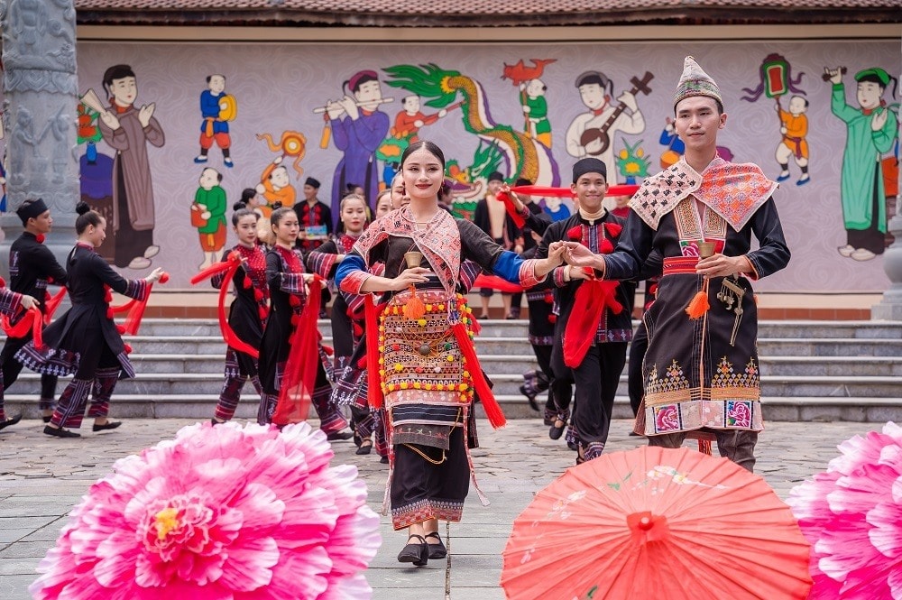 ‘Tay Bac love market’ is the opening of the quintessence month at VinWonders Nam Hoi An. The programme provides chances for visitors to participate in the weddings of Red Dao and H’Mong ethnic minorities. It is also an opportunity for visitors to learn more about the cultural values in the north-western mountainous region of Vietnam.