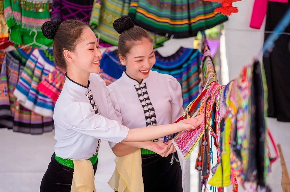 At the programme, visitors can buy specialities in North-west Vietnam, such as buffalo meat hung up in kitchen (thịt trâu gác bếp), H’Mong maize wine, brocade cloths and clothes made by Dao, Mong, Muong, Thai ethnic minorities. During the programme are art performances, including Kho Mu dances, Thai dancing performance, khèn lá (leaf flute), Han Khuong giao duyen singing.