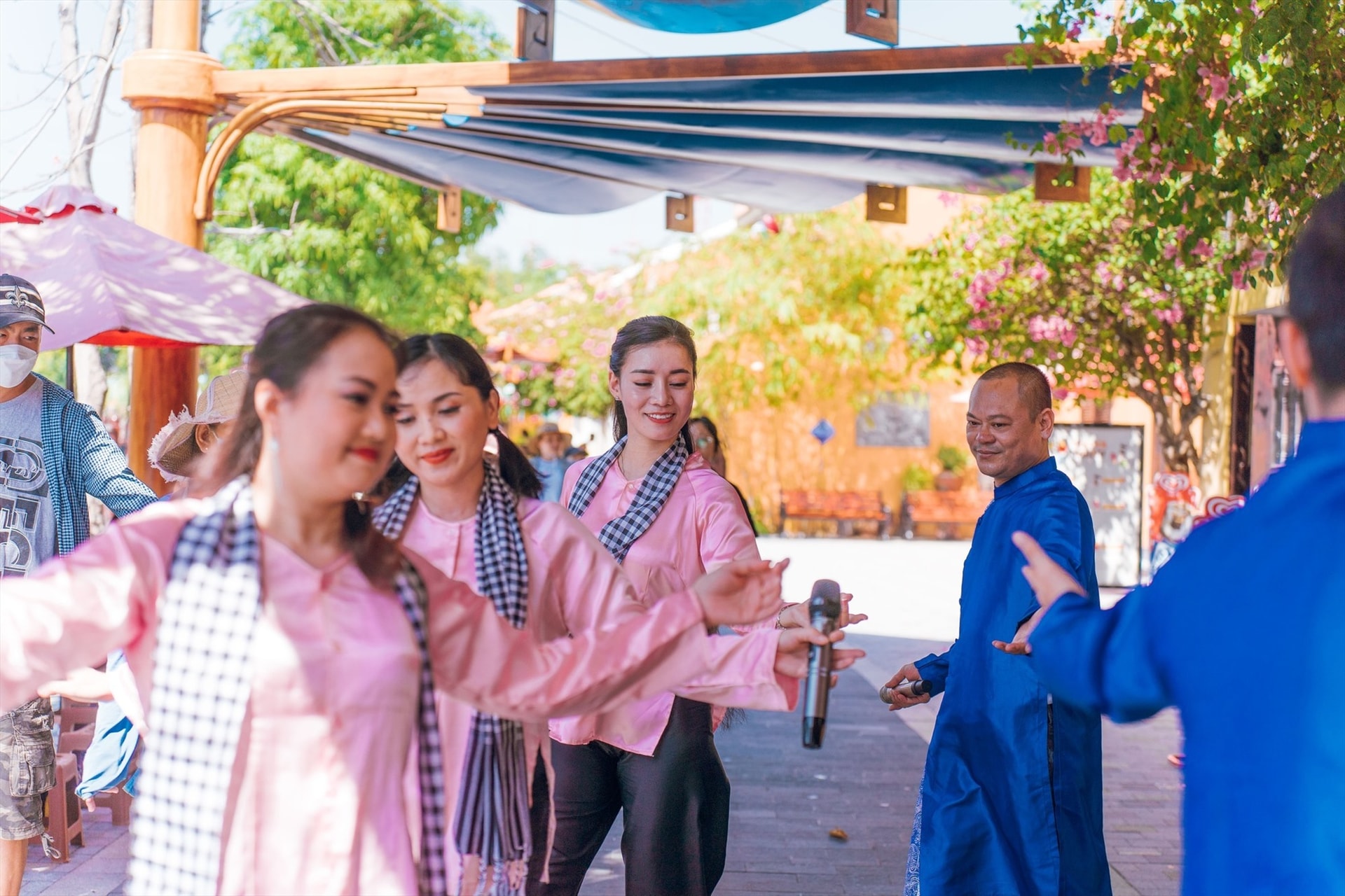 The festival ‘Head Southern Vietnam’ will be held on June 24-25, closing the series of cultural events in VinWonders Nam Hoi An. This festival will bring visitors to the southern region of Vietnam with folk musical shows and mini-shows.  In addition, a musical show will take place at Light square on July 1, 2023 to close the series of cultural and artistic programmes.