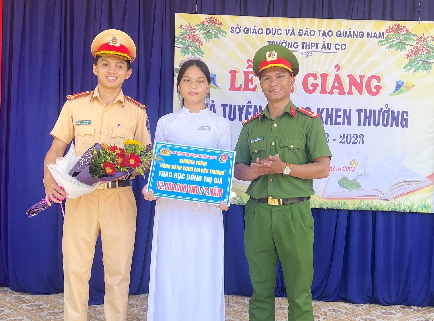 Tuổi trẻ Công an Đông Giang trao học bổng hỗ trợ Đinh Thị Ngọc Phượng (thôn Đông Sơn, xã Ba) có hoàn cảnh gia đình khó khăn. Ảnh: T.C.T