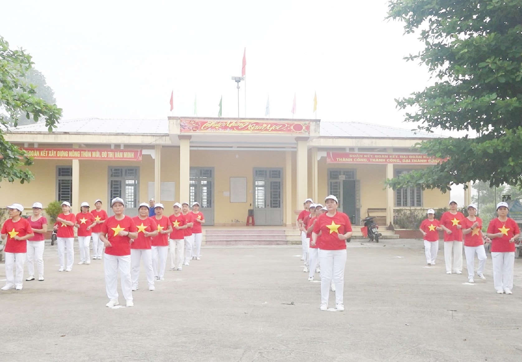 Thời gian qua, người dân thôn Phú Bông tích cực tham gia câu lạc bộ dân vũ. Ảnh: H.N