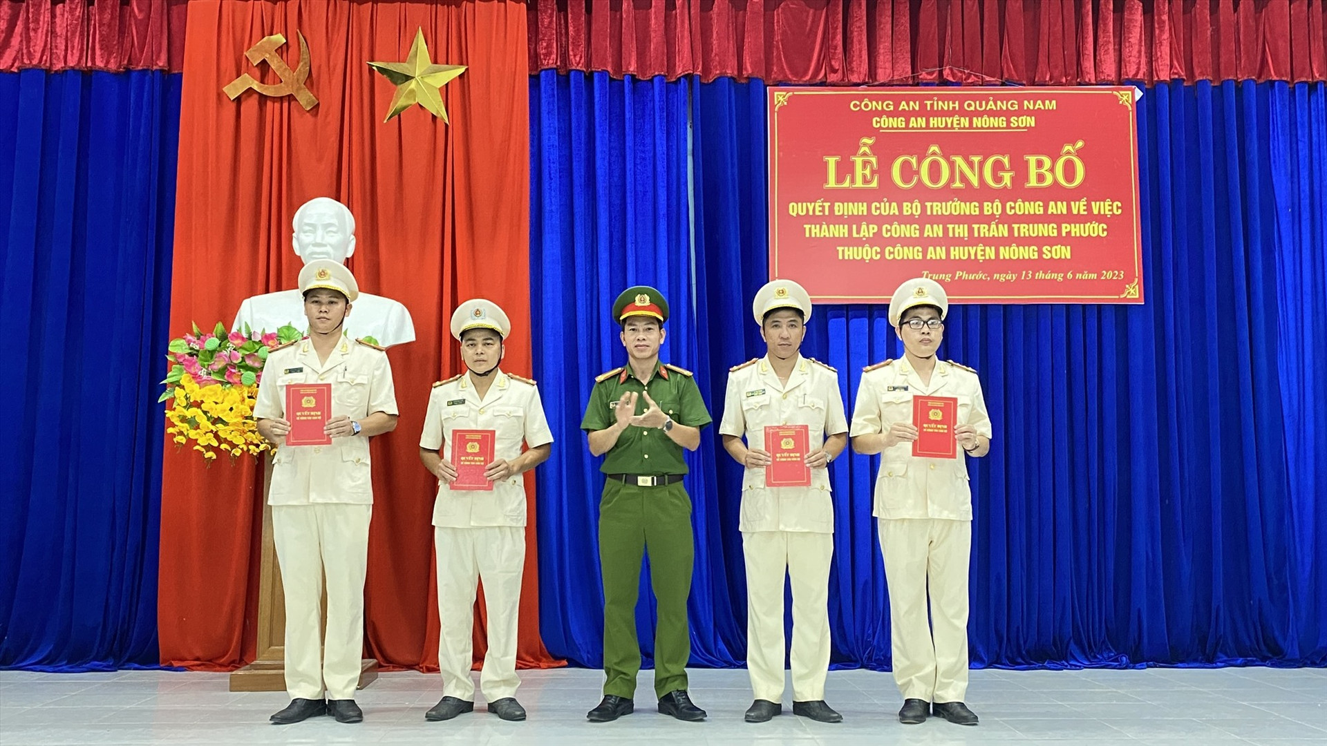 Công bố quyết định thành lập Công an thị trấn Trung Phước, huyện Nông Sơn. Ảnh: N.P
