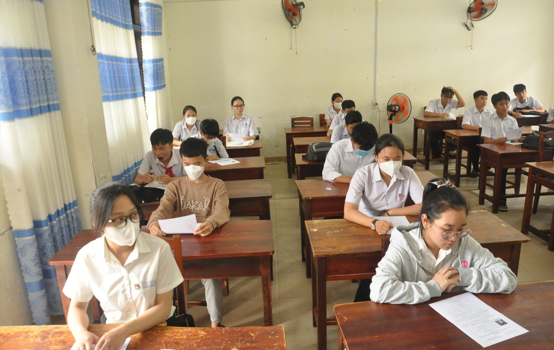 TS dự thi vào Trường THPT chuyên Nguyễn Bỉnh Khiêm. Ảnh: X.P