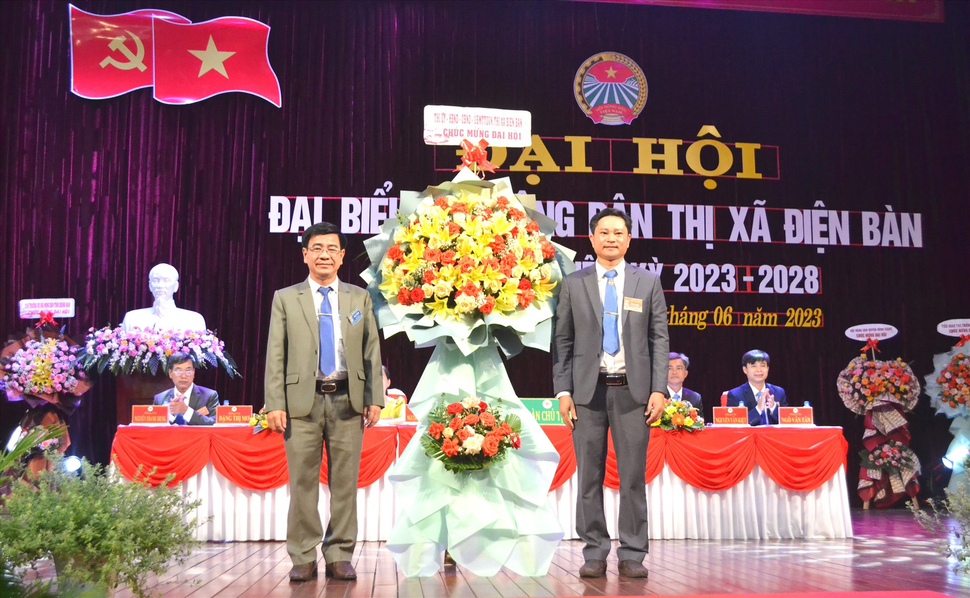 Bí thư Thị ủy Điện Bàn - ông Phan Minh Dũng tặng lẵng hoa chúc mừng đại hội. Ảnh: CT