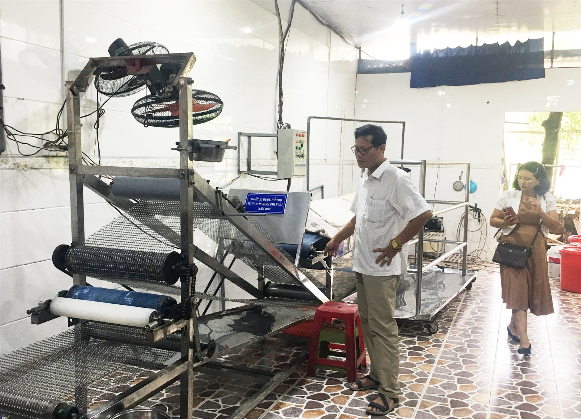 Cơ sở sản xuất kinh doanh Thanh Bình được hỗ trợ hệ thông máy sản xuất phở khô. Ảnh: N.S