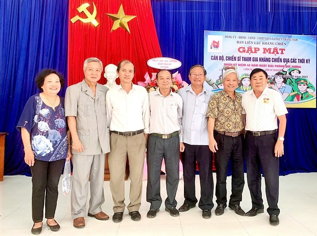 Anh Đỗ Thanh Hùng (phải) tại buổi gặp mặt cán bộ, chiến sĩ tham gia kháng chiến qua các thời kỳ do xã Điện Thắng Nam tổ chức hôm 25/3/2023. Ảnh: H.S