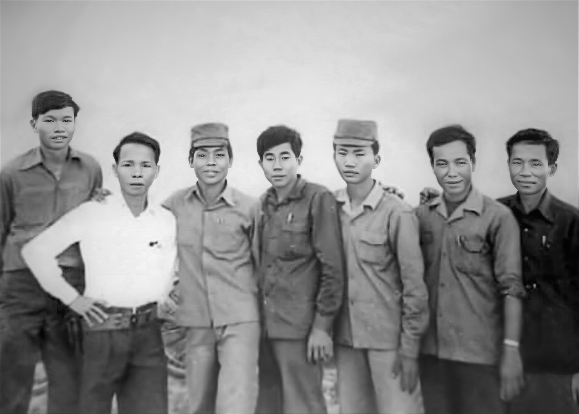 Anh Đỗ Thanh Hùng (giữa) cùng lãnh đạo lực lượng vũ trang xã Điện Thắng chụp hình lưu niệm sau năm 1975. Nguồn: Lịch sử Đảng bộ xã Điện Thắng (1930 - 2005)