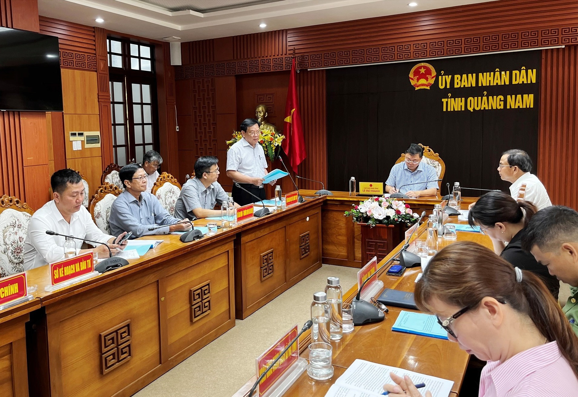 Chủ tịch UBND tỉnh Lê Trí Thanh chủ trì cuộc họp nghe các đề án của Sở GD-ĐT và LĐ-TB&XH. Ảnh: X.P