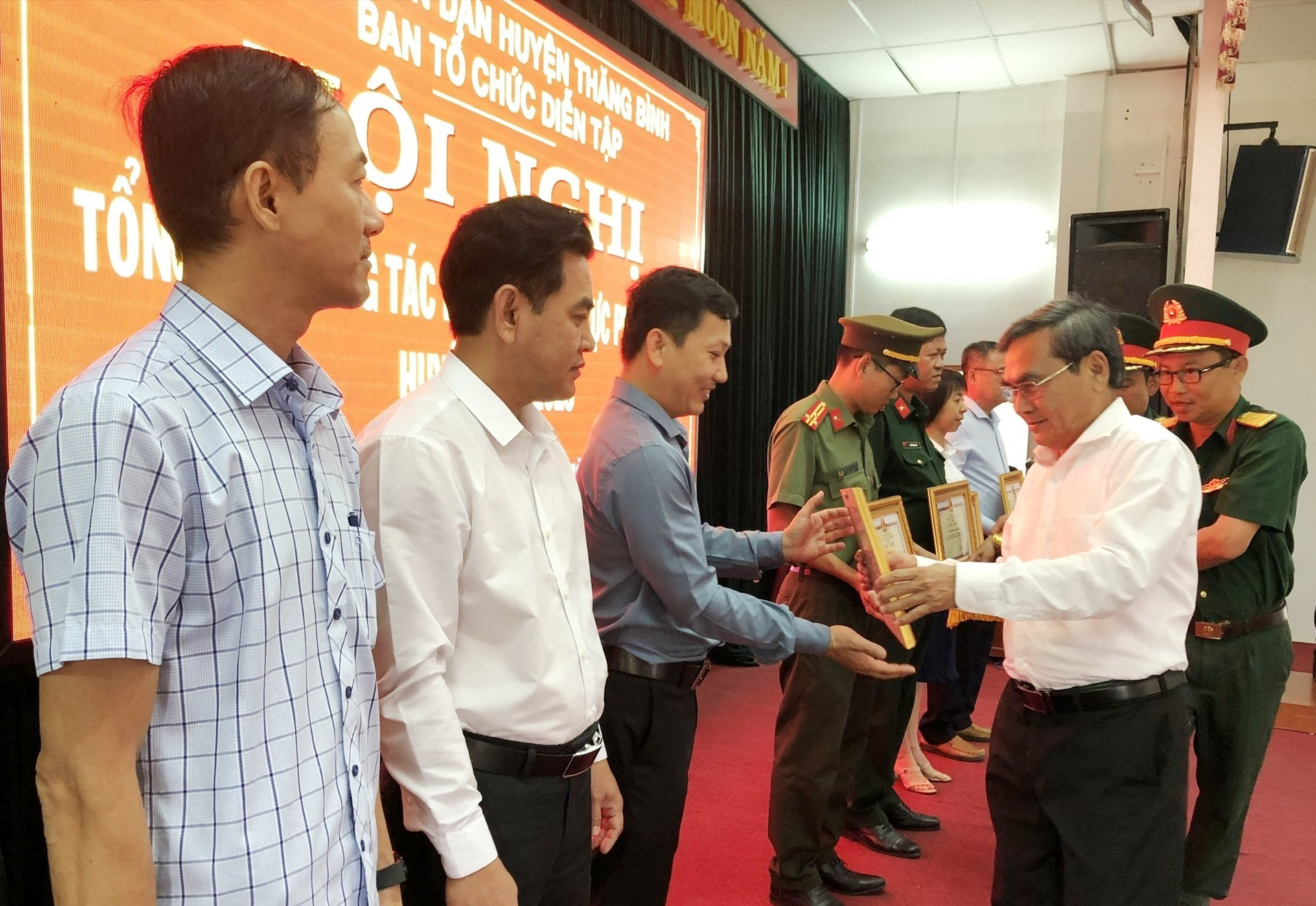 Dịp này, UBND huyện Thăng Bình khen thưởng 7 tập thể và 14 cá nhân có thành tích tốt trong cuộc diễn tập khu vực phòng thủ huyện Thăng Bình năm 2023.
