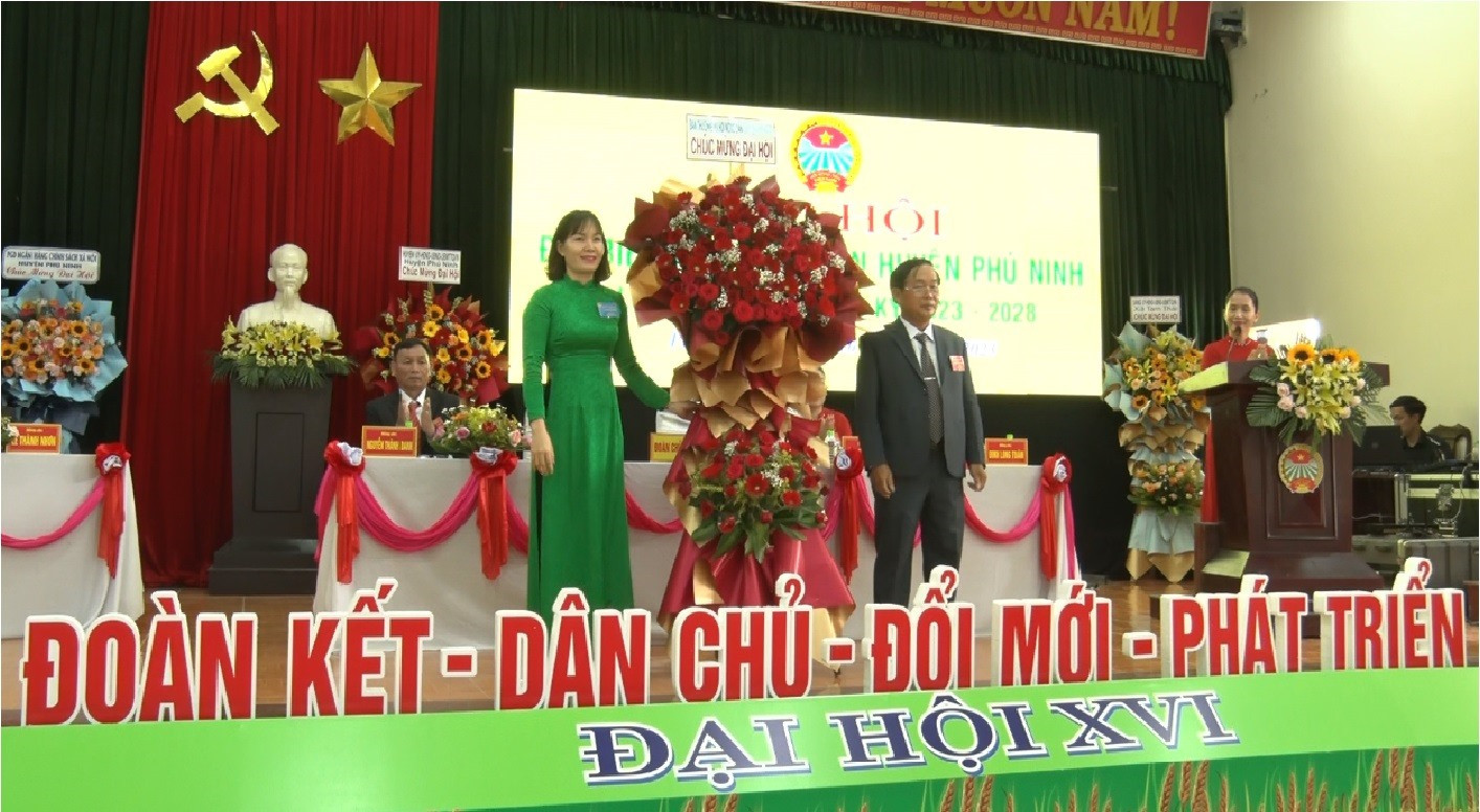 Lãnh đạo Hội nông dân tỉnh và huyện Phú Ninh tặng hoa chúc mừng đại hội.