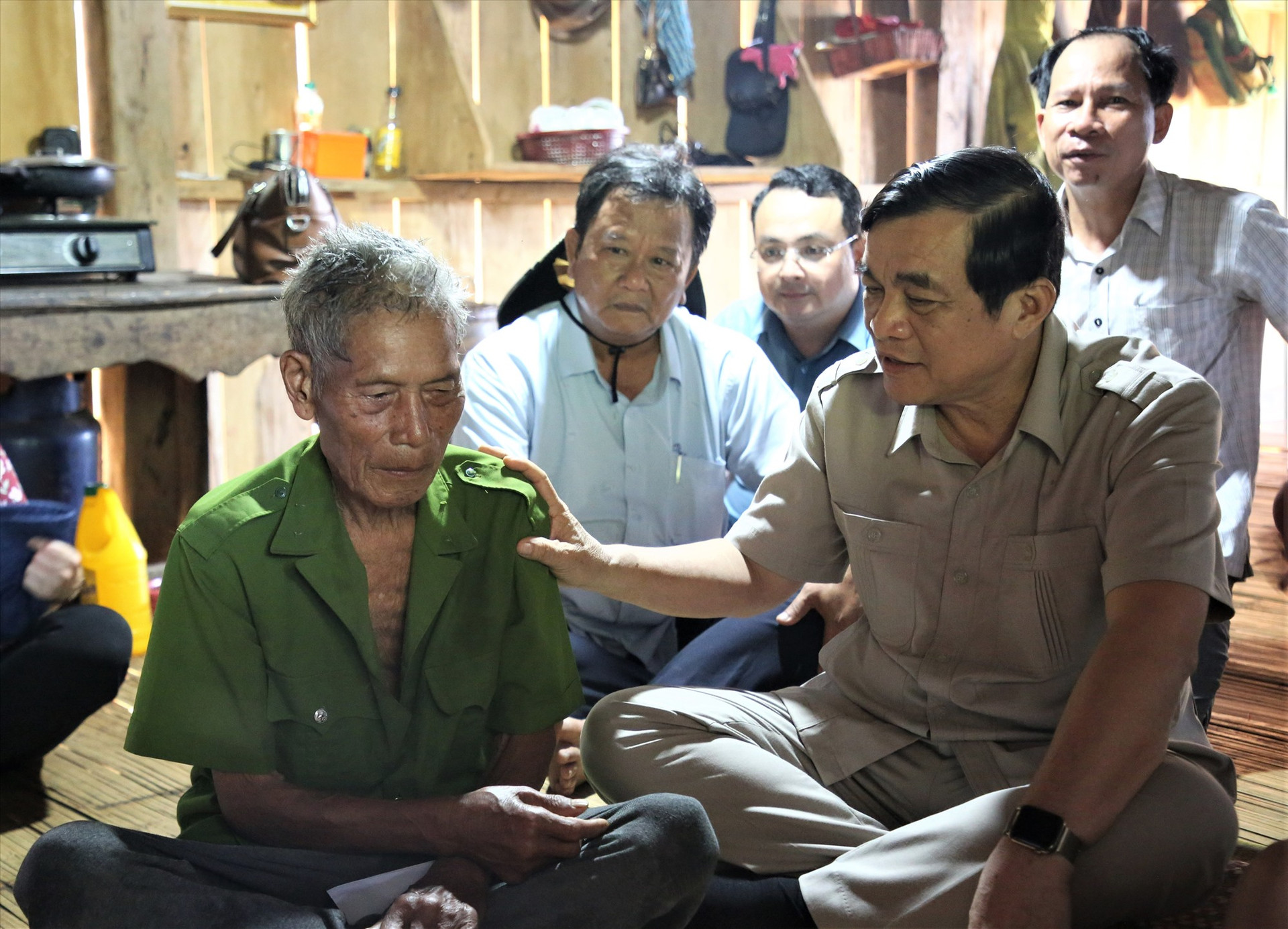 Bí thư Tỉnh ủy Phan Việt Cường thăm hỏi một hộ gia đình được hỗ trợ về nhà ở. Ảnh: A.N