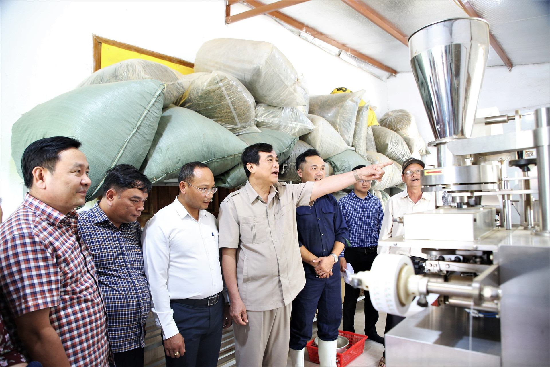 Đoàn công tác thăm cơ sở sản xuất dược liệu tại xã Trà Mai. Ảnh: A.N