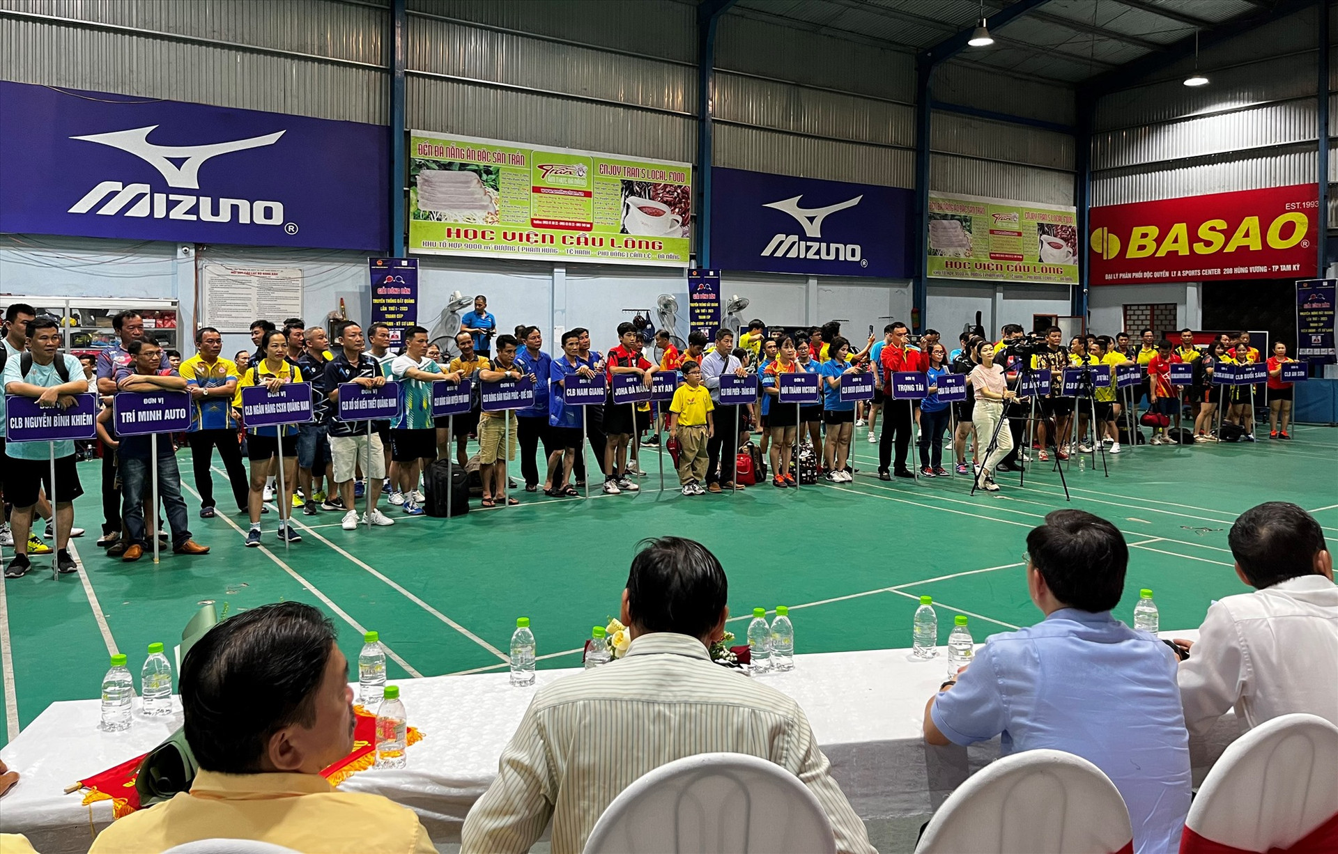 Giải thu hút gần 300 tay vợt đến từ 32 câu lạc bộ trong và ngoài tỉnh tham gia. Ảnh: T.V