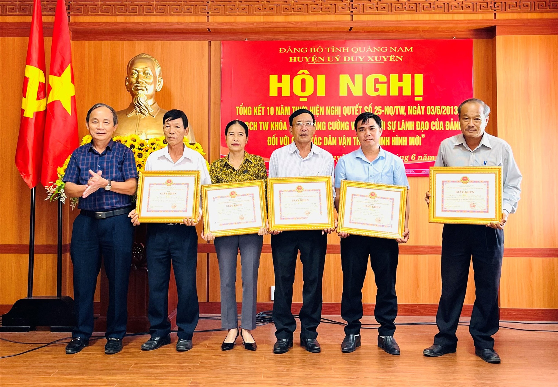 Chủ tịch UBND huyện Duy Xuyên – ông Phan Xuân Cảnh khen thưởng các tập thể có thành tích xuất sắc trong công tác dân vận.     Ảnh: N.T
