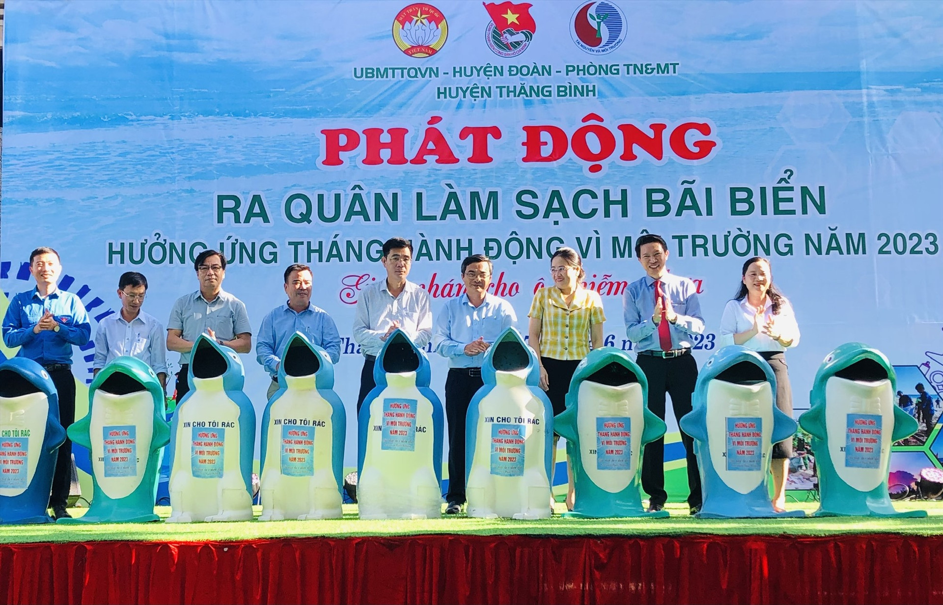 Ban tổ chức tặng 10 thùng đựng rác thải cho xã Bình Minh để đặt dọc theo bờ biển tại địa phương.