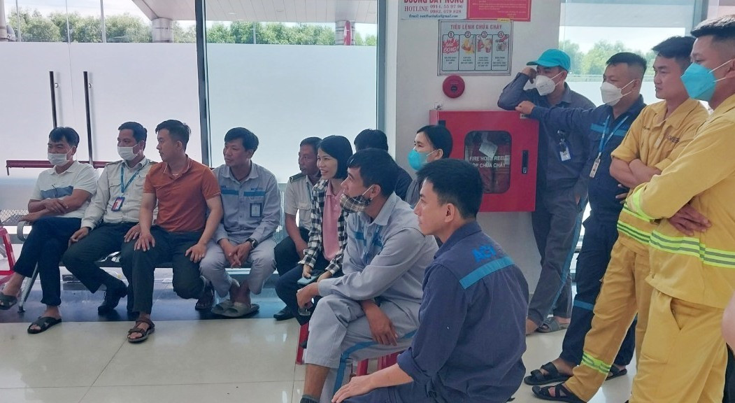 Nhân viên Cảng Hàng không và hành khách đến tham gia kích hoạt tài khoản định danh điện tử tại sân bay Chu Lai. Ảnh: N.VỊNH