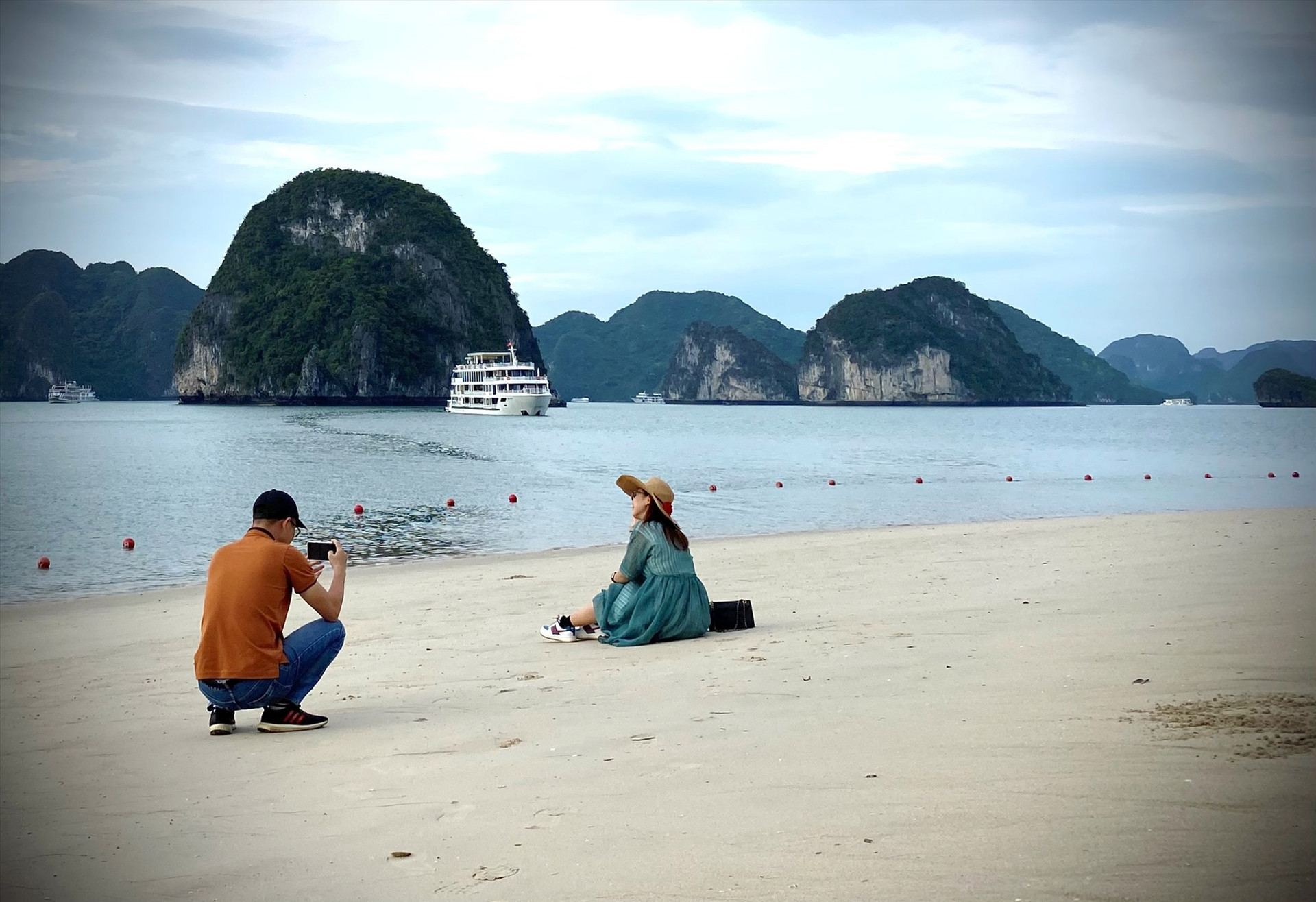 Cặp đôi chụp ảnh lưu niệm trên bãi cát nơi chân đảo Ti Tốp, tức đảo Cát Nàng xưa. Ảnh: H.X.H