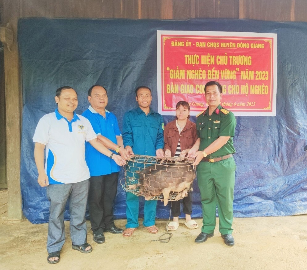 Ban Chỉ huy quân sự huyện Đông Giang trao tặng sinh kế cho hộ nghèo trên địa bàn. Ảnh: A TING HÀN