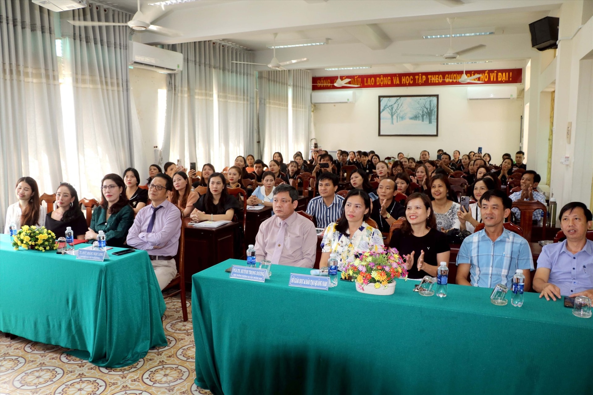 Đại diện lãnh đạo Sở GD&ĐT cùng 2 đơn vị và học viên dự khai giảng . Ảnh: CHÂU HÙNG