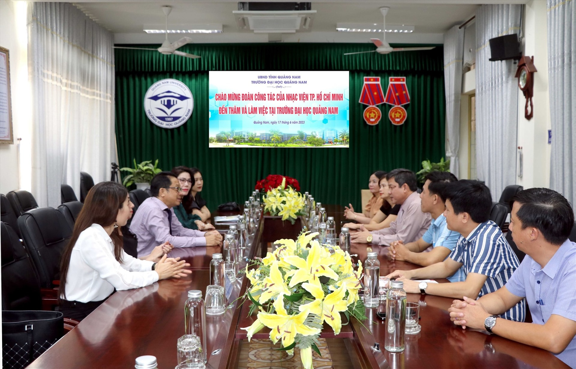 Trường Đại học Quảng Nam và Nhạc viện Thành phố Hồ Chí Minh làm việc, trao đổi về hợp tác đào tạo. Ảnh: CHÂU HÙNG