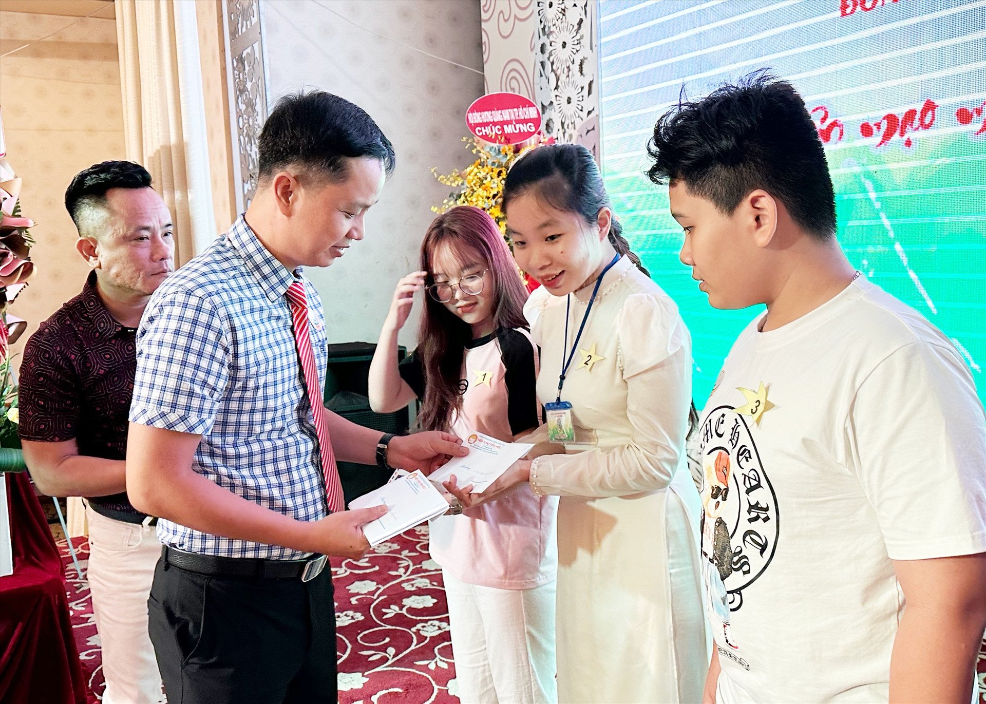 Tặng quà cho sinh viên có hoàn cảnh khó khăn đang theo học tại TP.Hồ Chí Minh.