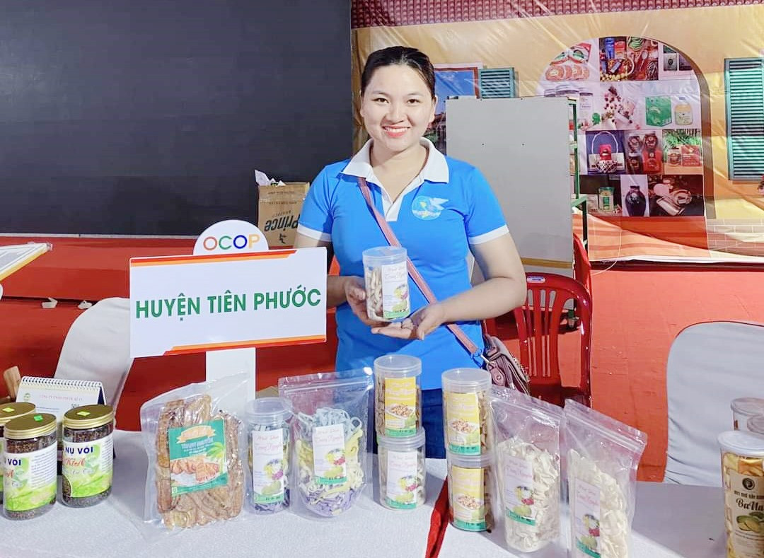 Chị Trang giới thiệu sản phẩm làm từ trái dừa tại một hội chợ thương mại. Ảnh: NVCC