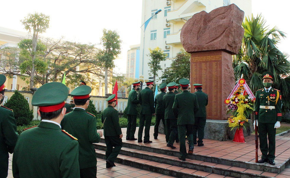 Cán bộ, chiến sĩ LLVT Quân khu 5 thắp hương Bia tưởng niệm văn nghệ sĩ Liên khu 5 tại Bảo tàng Hồ Chí Minh, Chi nhánh Quân khu 5. Ảnh: N.D