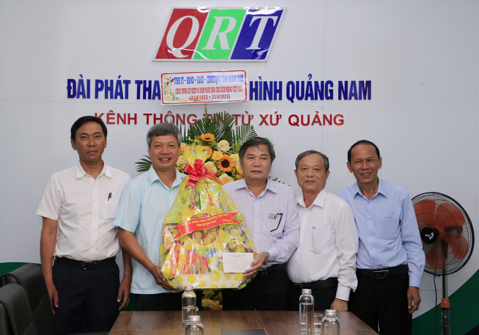 Phó Chủ tịch UBND tỉnh Hồ Quang Bửu tặng quà chúc mừng đội ngũ cán bộ phóng viên, biên tập viên, nhân viên Đài  PT-TH Quảng Nam. Ảnh: T.C