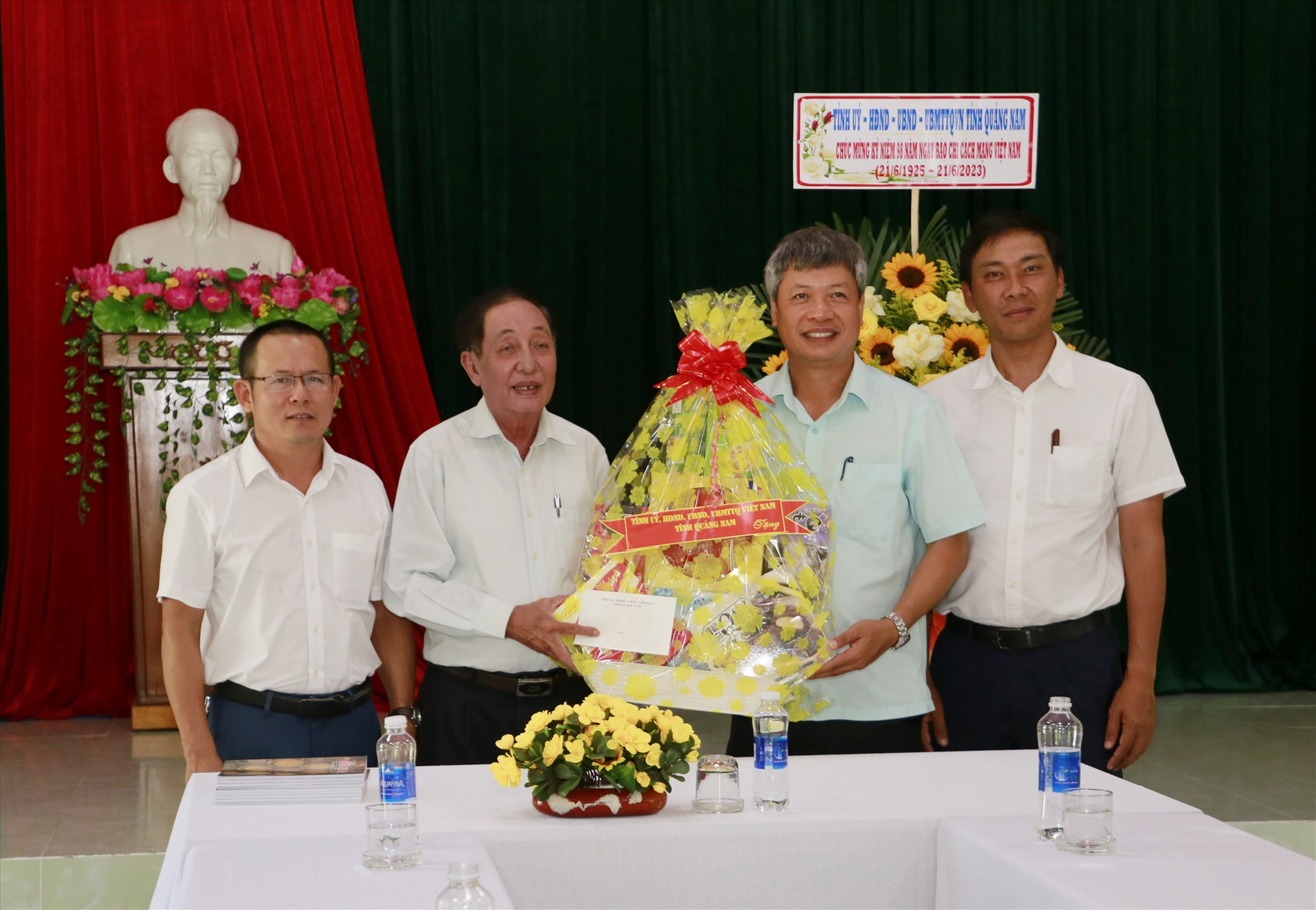 Sáng cùng ngày, Phó Chủ tịch UBND tỉnh Hồ Quang Bửu cũng đã đến thăm, tặng hoa và quà tại Tạp chí Đất Quảng. Ảnh: T.C