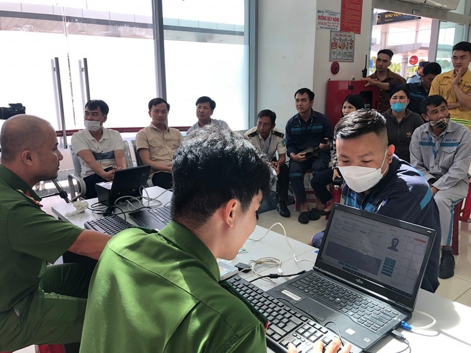 Công an chủ trì phối hợp với Cảng hàng không Chu Lai hỗ trợ làm thủ tục kích hoạt VNeID mức độ 2 tại sân bay. Ảnh: Đoàn Thanh niên Công an Quảng Nam
