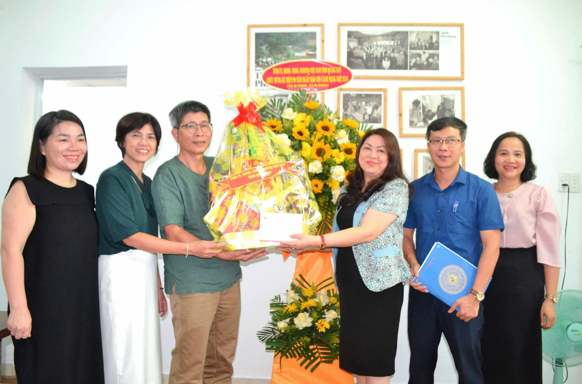 Trưởng ban Tuyên giáo Tỉnh ủy Nguyễn Thị Thu Lan tặng lẵng hoa và quà chúc mừng Ban đại diện Báo Tiền Phong tại miền Trung. Ảnh: C.T