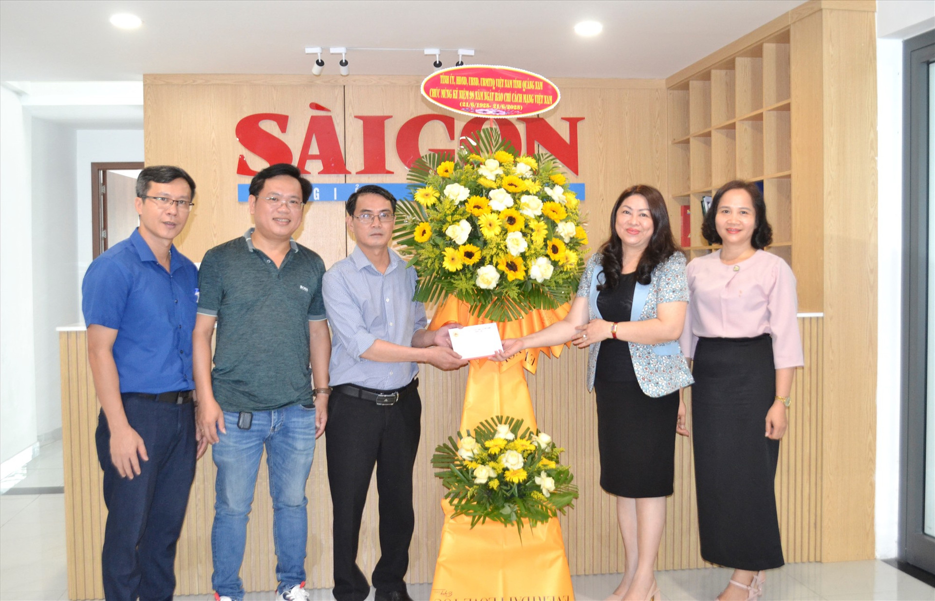 Đồng chí Nguyễn Thị Thu Lan (đứng thứ 2 từ bên phải sang) chúc mừng Văn phòng đại diện Báo Sài Gòn Giải Phóng. Ảnh: CT