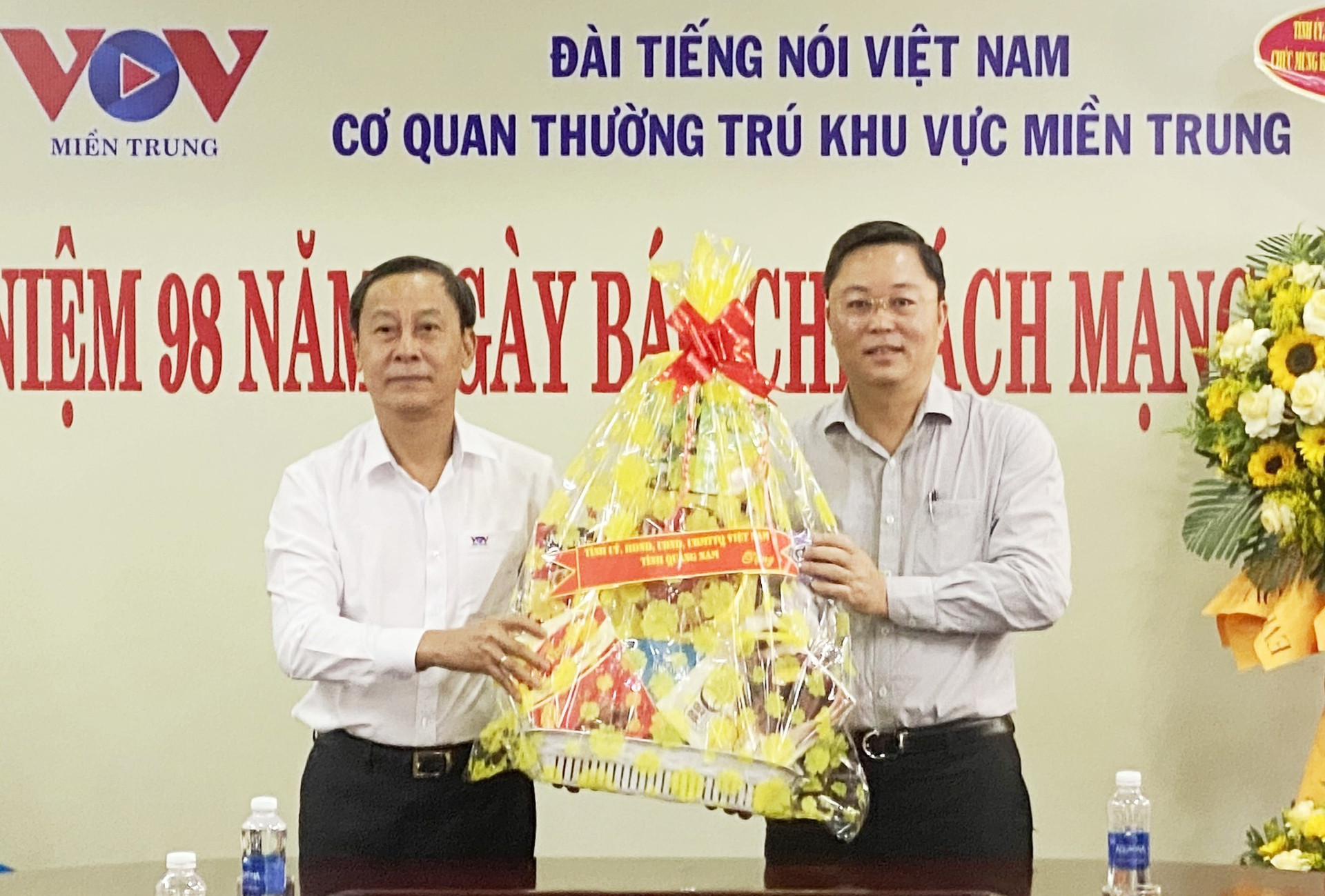 Chủ tịch UBND tỉnh Lê Trí Thanh tặng quà cho đại diện lãnh đạo VOV tại Đà Nẵng. Ảnh: V.L