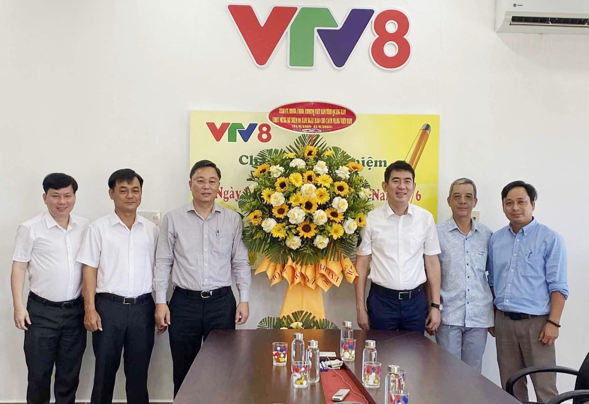 Chủ tịch UBND tỉnh Lê Trí Thanh thăm VTV8. Ảnh: V.L