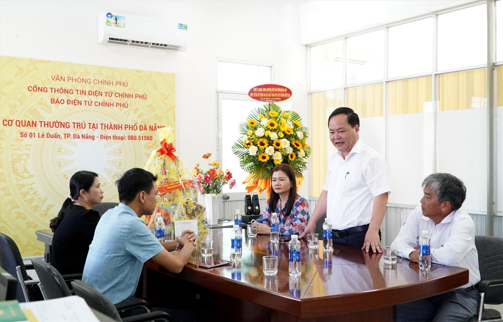 Phó Chủ tịch UBND tỉnh Nguyễn Hồng Quang thăm Cơ quan thường trú Báo điện tử Chính phủ tại TP.Đà Nẵng. Ảnh: H.Q