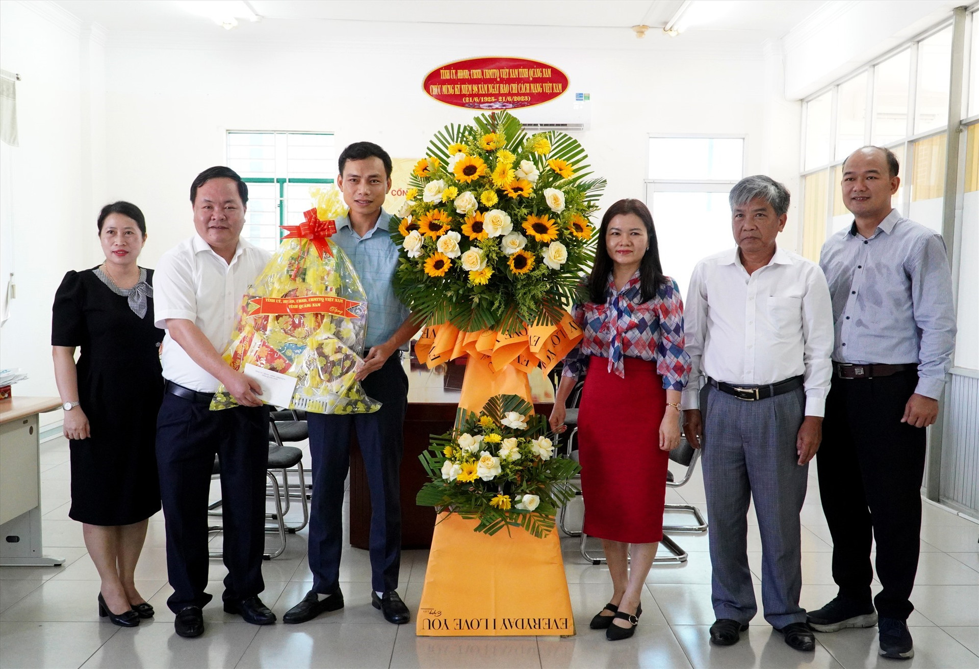 Phó Chủ tịch UBND tỉnh Nguyễn Hồng Quang tặng hoa và quà chúc mừng Cơ quan thường trú Báo điện tử Chính phủ tại TP.Đà Nẵng. Ảnh: H.Q