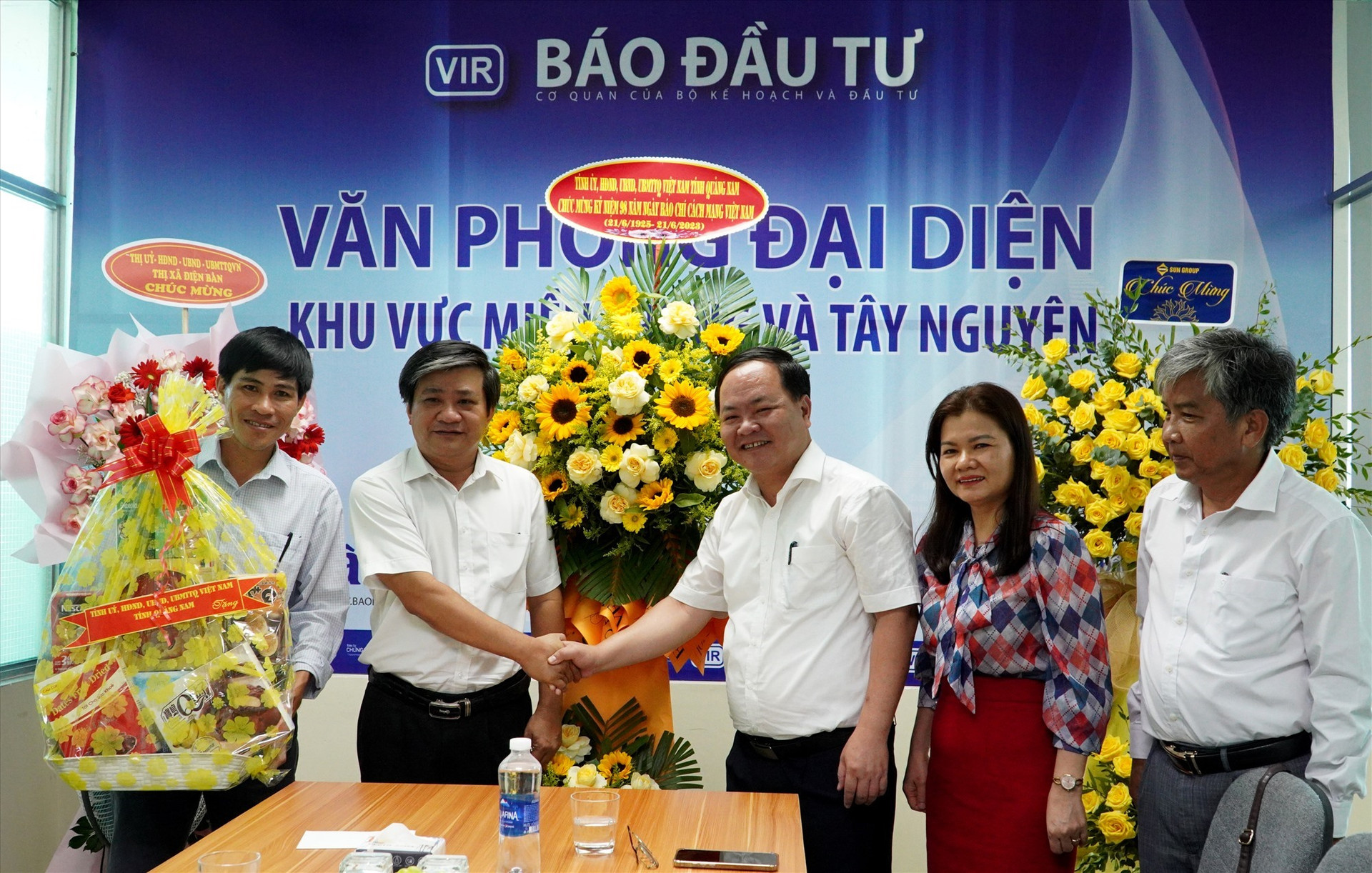 Phó Chủ tịch UBND tỉnh Nguyễn Hồng Quang thăm Văn phòng đại diện Báo Đầu tư khu vực miền Trung và Tây Nguyên. Ảnh: H.Q