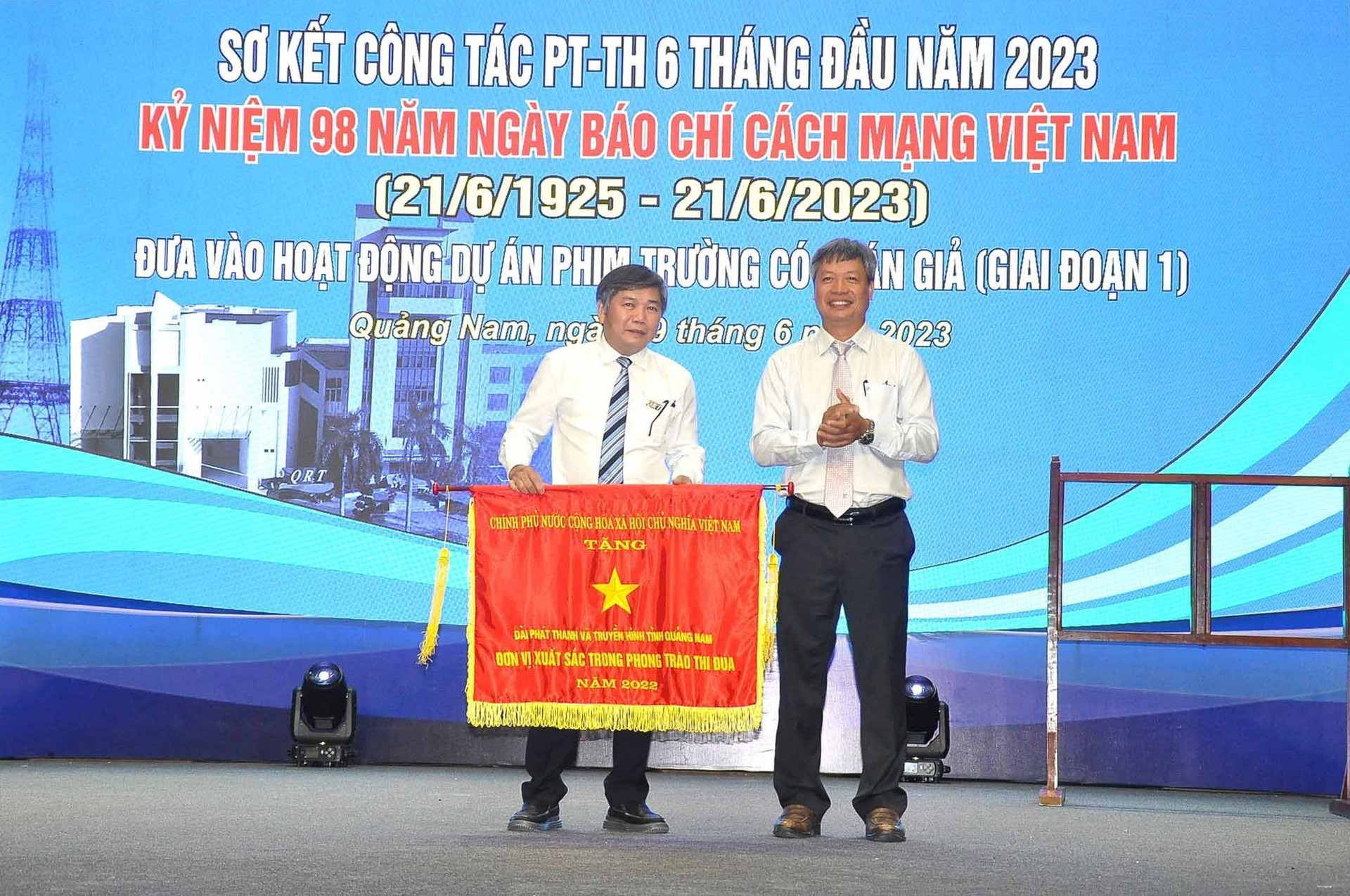 Phó Chủ tịch UBND tỉnh Hồ Quang Bửu trao Cờ thi đua của Chính phủ cho Đài PT-TH Quảng Nam. Ảnh: V.A