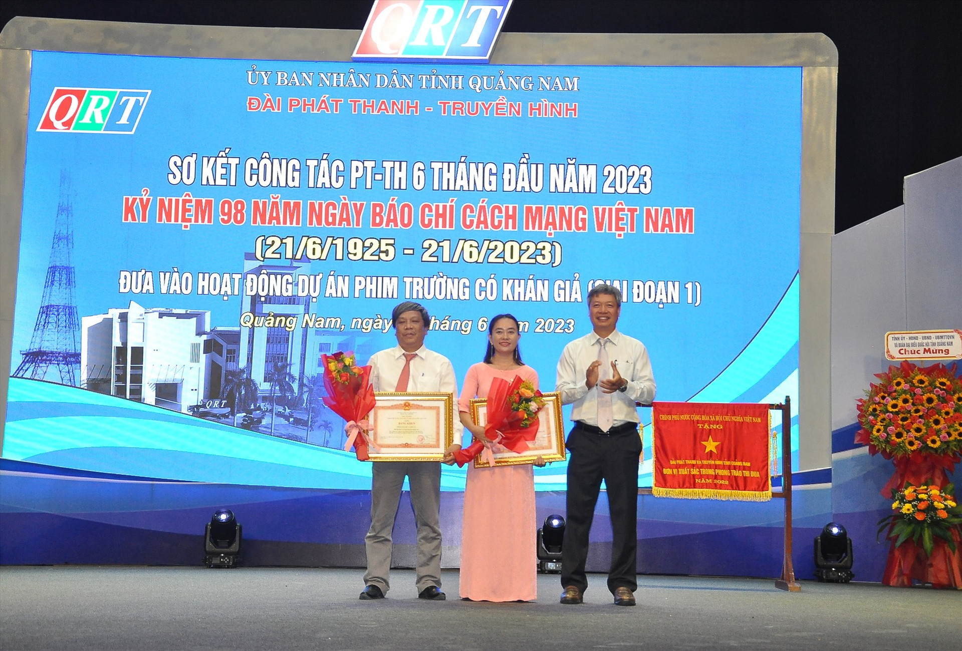 Phó Chủ tịch UBND tỉnh Hồ Quang Bửu trao bằng khen và tặng hoa chúc mừng đại diện tập thể và cá nhân được nhận Bằng khen của Thủ tướng Chính phủ. Ảnh: V.A