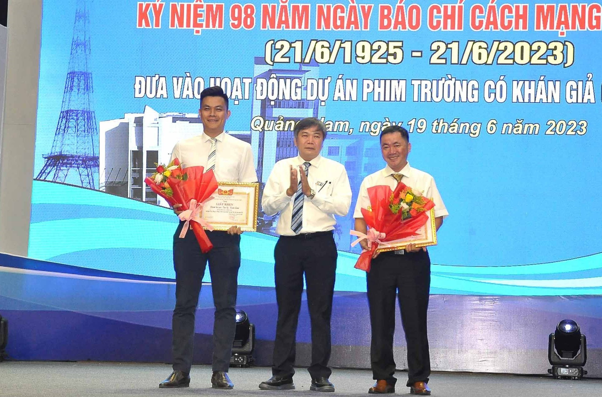 Ông Mai Văn Tư - Giám đốc, Tổng biên tập Đài PT-TH Quảng Nam khen thưởng cho các phóng viên đạt giải báo chí. Ảnh: V.A