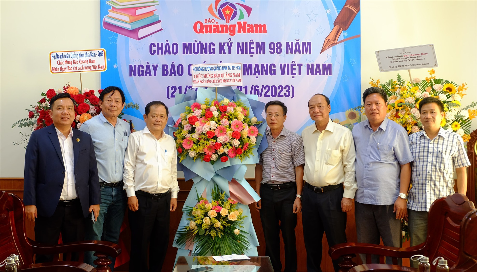 Hội đồng hương Quảng Nam tại TP.Hồ Chí Minh và Hội Doanh nhân Quảng Nam phía Nam thăm và chúc mừng Báo Quảng Nam. Ảnh: M.L