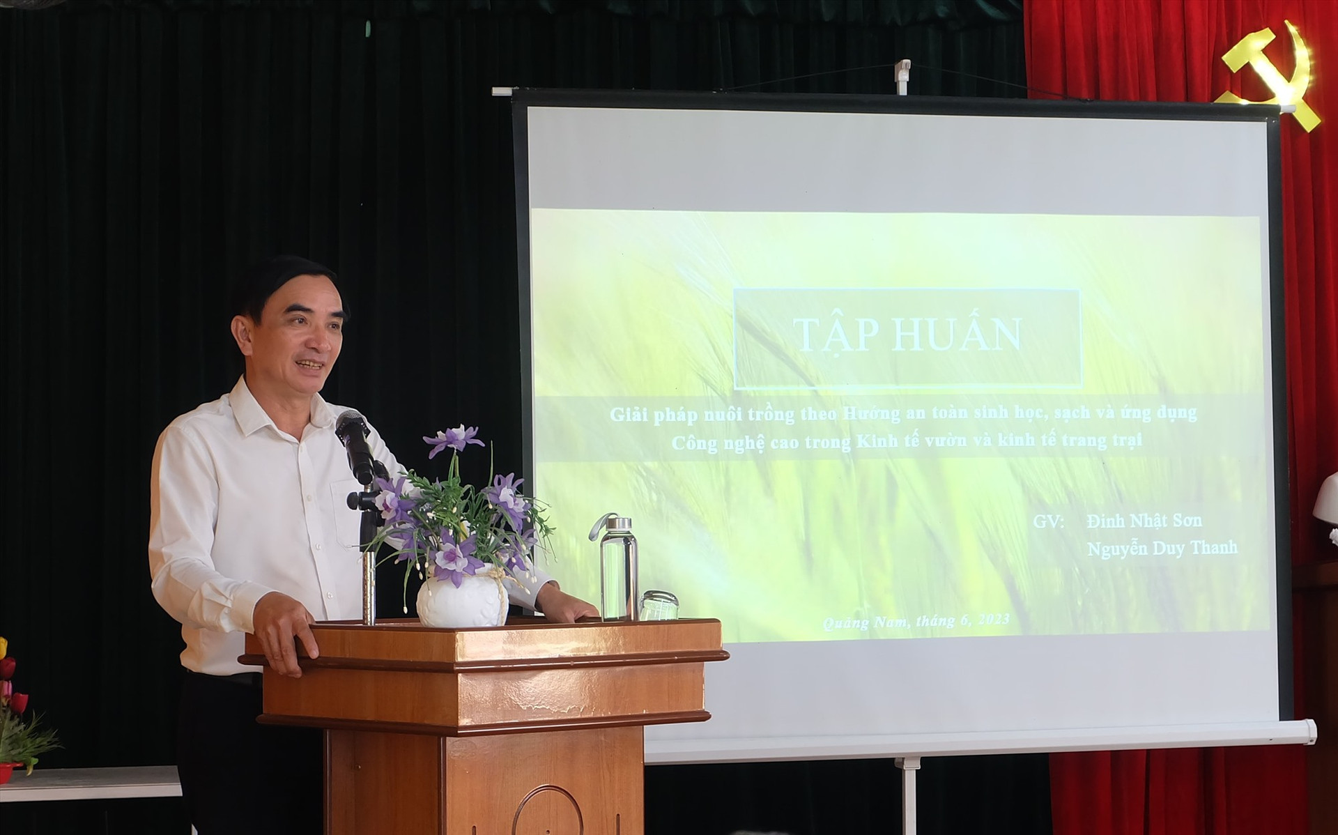 Ông Trần Văn Noa - Chi cục trưởng Chi cục Phát triển nông thôn mong muốn các chủ vườn, trang trại tiếp thu kiến thức áp dụng hiệu quả vào sản xuất. Ảnh: M.L